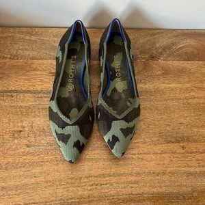 Rothys The Point Flats in Camoflauge Size Women’s 10.